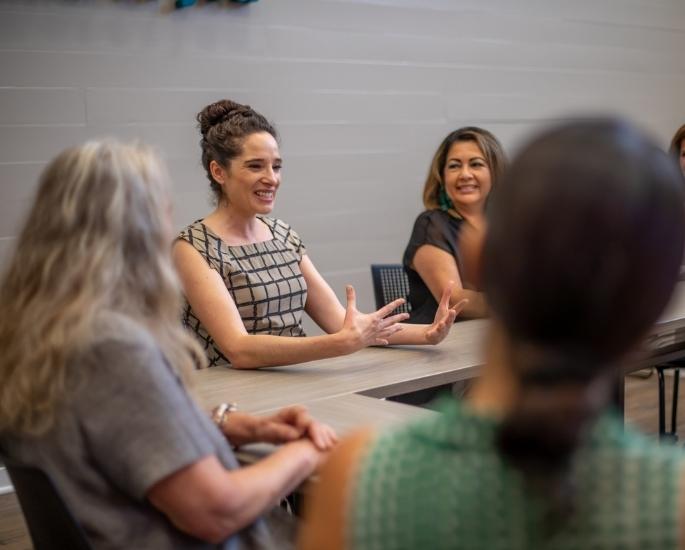 Kelly Almeida, miembro de la comunidad, comparte su experiencia y conocimiento con compañeros de clase en una clase de negocios WEV.