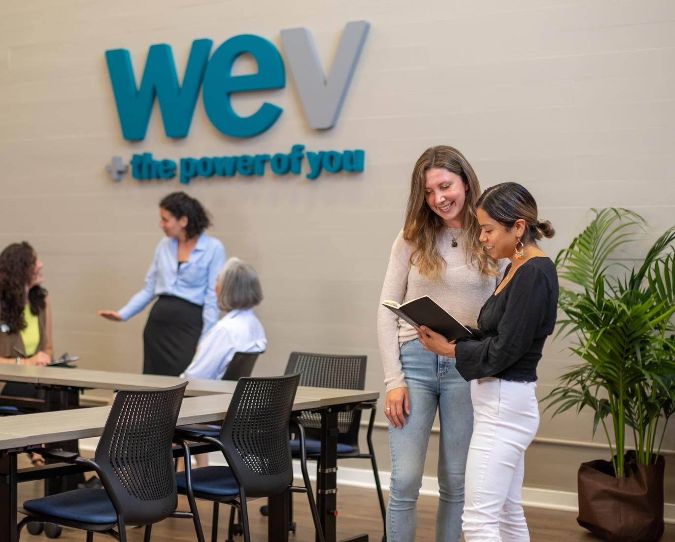 El personal de WEV consulta con empresarias Catalina Esteves y Elsa Cisnero; WEV ofrece trabajos sin fines de lucro con un propósito.