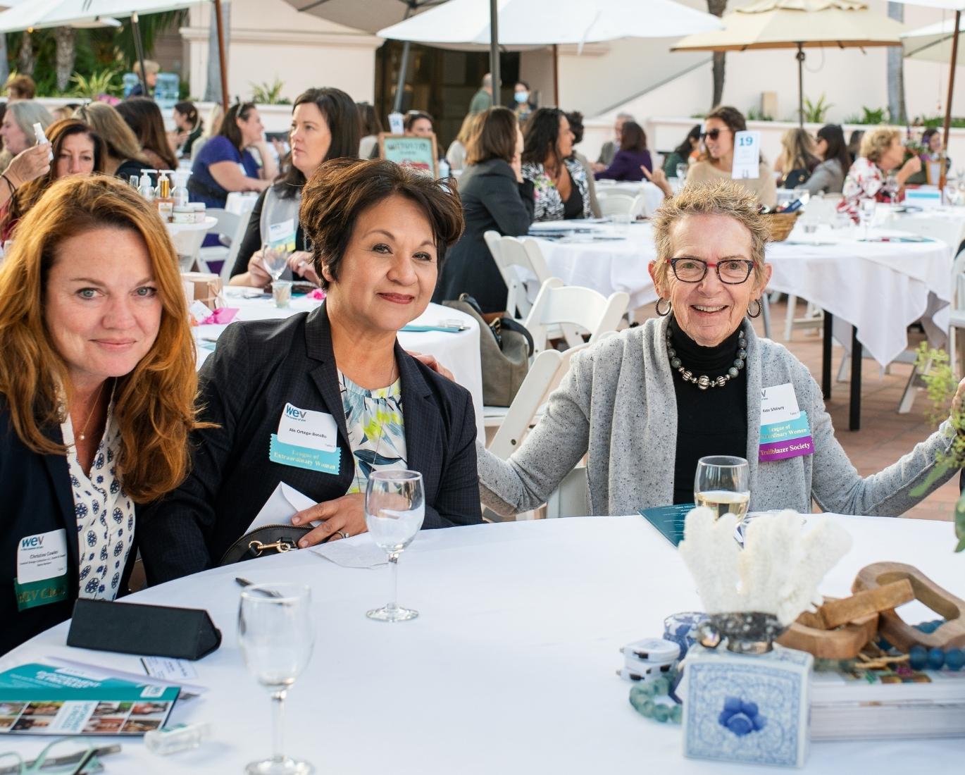 La donante Kate Silsbury, dedicada a empoderar a las mujeres, con la empresaria Christine Cowles y miembro de la junta Ale Ortega-Botello.