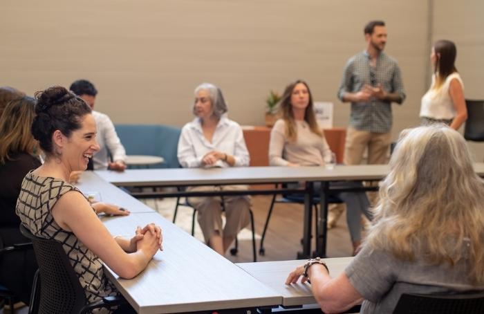 Miembros de la comunidad WEV se reúnen y comparten sus historias en el Centro Comunitario de Santa Bárbara.